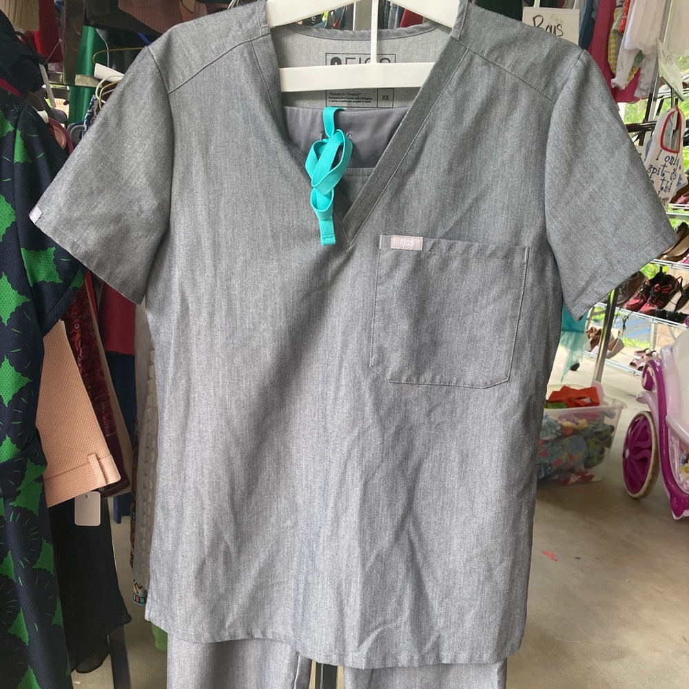 ➕Figs Gray scrubs set
